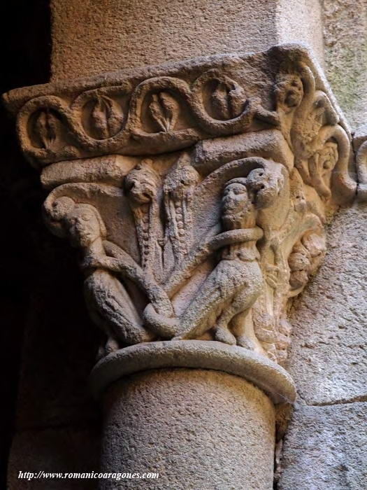 CAPITEL EN LA BASE DE LA TORRE